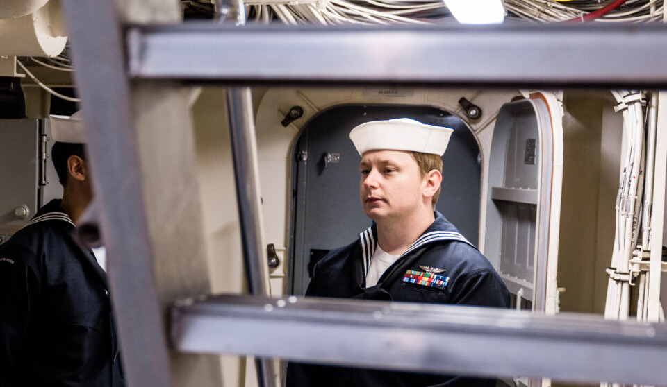 Bli med om bord på hangarskipet