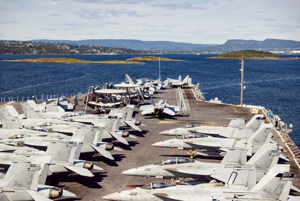 FLIGHT DECK: Forsvarets forum får opplyst at hangarskipet har 60-70 flymaskiner om bord på sitt Oslo-besøk. En av de elektromagnestiske katapultene kan skimtes som to hvite striper øverst på bildet.