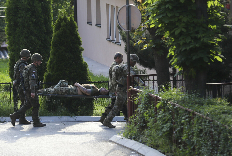 SÅRET SOLDAT: Nato-soldater ble mandag satt inn for å holde demonstrerende serbere i sjakk ved tre rådhus som har fått kosovoalbanske ordførere nord i Kosovo. Bildet er tatt i byen Zvecan.