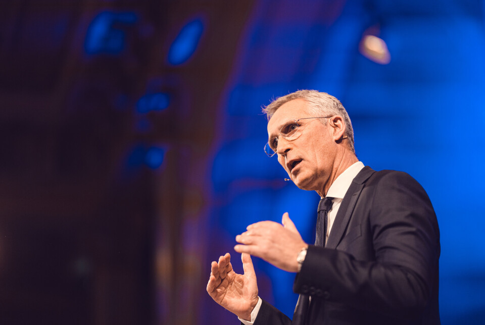 TIL OSLO: Natos generalsekretær Jens Stoltenberg ved flaggborgen i NATOs hovedkvarter i Brussel. Tirsdag skal han snakke fra Stortingets talerstol for første gang på ni år-
