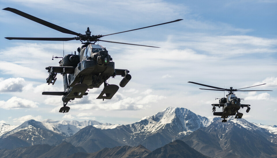 LUFTMAKT: To U.S. Army AH-64D Apache angrepshelikoptre under en øvelse i Alaska.