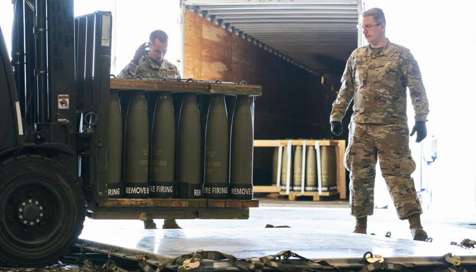 ARTILLERIGRANATER: Soldater i det amerikanske flyvåpenet laster paller med 155mm artillerigranater som skal til Ukraina, på en base i Delaware.