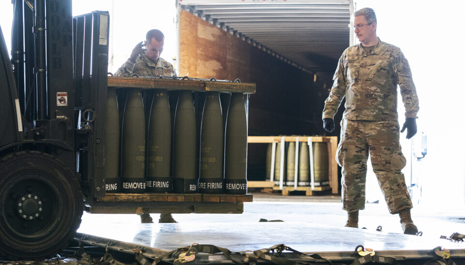 ARTILLERIGRANATER: Soldater i det amerikanske flyvåpenet laster paller med 155mm artillerigranater som skal til Ukraina, på en base i Delaware. ARTILLERIGRANATER: Soldater i det amerikanske flyvåpenet laster paller med 155mm artillerigranater som skal til Ukraina, på en base i Delaware.