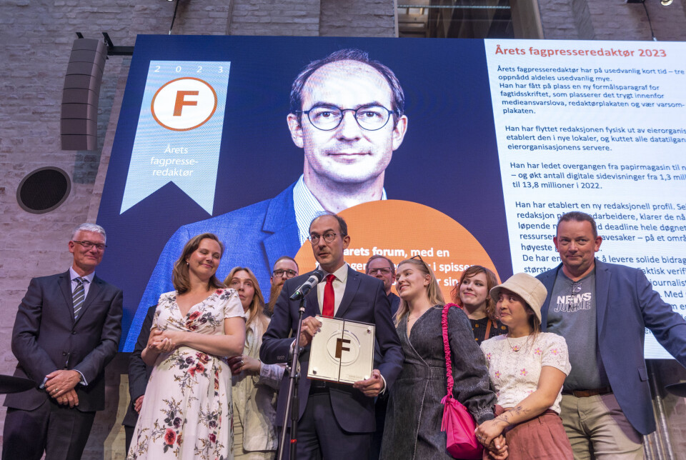 ÅRETS FAGPRESSEREDAKTØR: Redaktør i Forsvarets forum Stian Eisenträger, flankert av fra venstre, brigader Arne Opperud (FFT), nyhetsredaktør Andrea Rognstrand, sikkerhetspolitisk reporter Mikal Hem (høyre arm synlig), fotojournalist Hedvig Idås, fotojournalist Krister Sørgård, journalist Fredrik Drevon, journalist Sunniva Berggreen Kaalaas, debattredaktør Ylva Schwenke, fotojournalist Kjersti Binh Hegna, redaksjonssjef Paal Ravnaas.