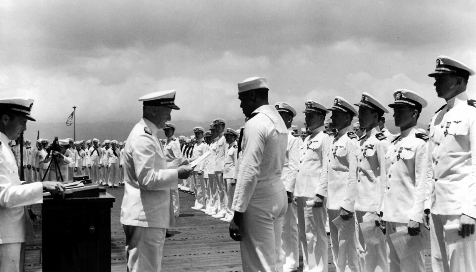 HEDRET: Miller's heltedåder under Pearl Harbour førte til at daværende marineminister Frank Knox tildelte ham den gjeve utmerkelsen Navy Cross, som ble gitt ham personlig av admiral Chester Nimitz, sjef for USAs stillehavsflåte under andre verdenskrig.