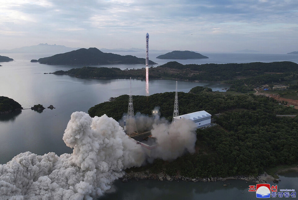 OPPSKYTING: Bildet, som er levert av den nordkoreanske regjeringen, viser en oppskyting av den nyutviklede Chollima-1-raketten som bærer Malligyong-1-satellitten ved Sohae Satellite Launching Ground onsdag 31. mai 2023. Innholdet i dette bildet er som gitt og kan ikke bekreftes uavhengig. Vannmerke på bildet lyder: 'KCNA' som er forkortelsen for Korean Central News Agency.