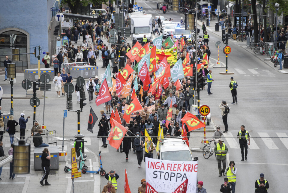 ALLIANSE: Hundrevis av mennesker samlet seg i Stockholm for å demonstrere mot Sveriges planlagte Nato-medlemskap søndag. De samlet seg under banneret til «Alliansen mot Nato», en paraplyorganisasjon for en blanding av kurdiske organisasjoner, venstreorienterte grupper, anarkister og ungdoms- og klimaaktivister.
