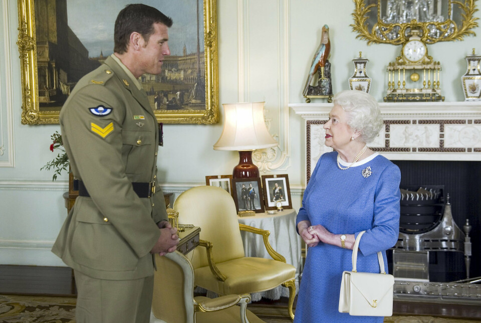 DEKORERT: Australske Ben Roberts-Smith ble tildelt Victoriakorset i 2011. I den forbindelse møtte han Dronning Elizabeth i Buckingham Palace.