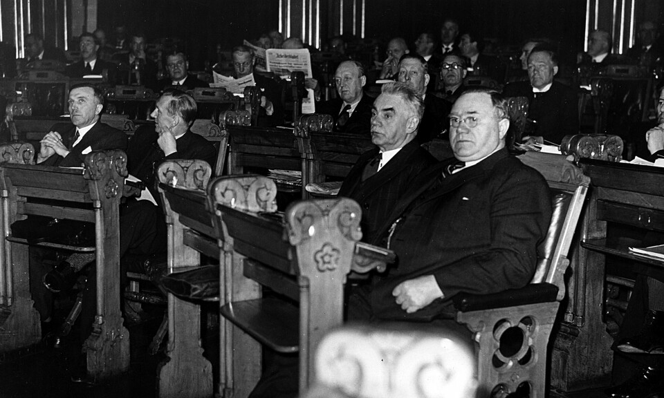 INFORMERTE IKKE: Halvdan Koht (nr. to fra høyre) nevnte ikke den alarmerende informasjonen han hadde mottatt om tyske invasjonsplaner dagen før, på møtet i Stortinget 6. april 1940. Ved hans side sitter statsminister Nygaardsvold.