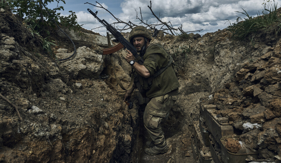 HARDE KAMPER: En ukrainsk soldat i en skyttergrav i nærheten av Bakhmut, det samme området der Zelenskyj melder om framgang.