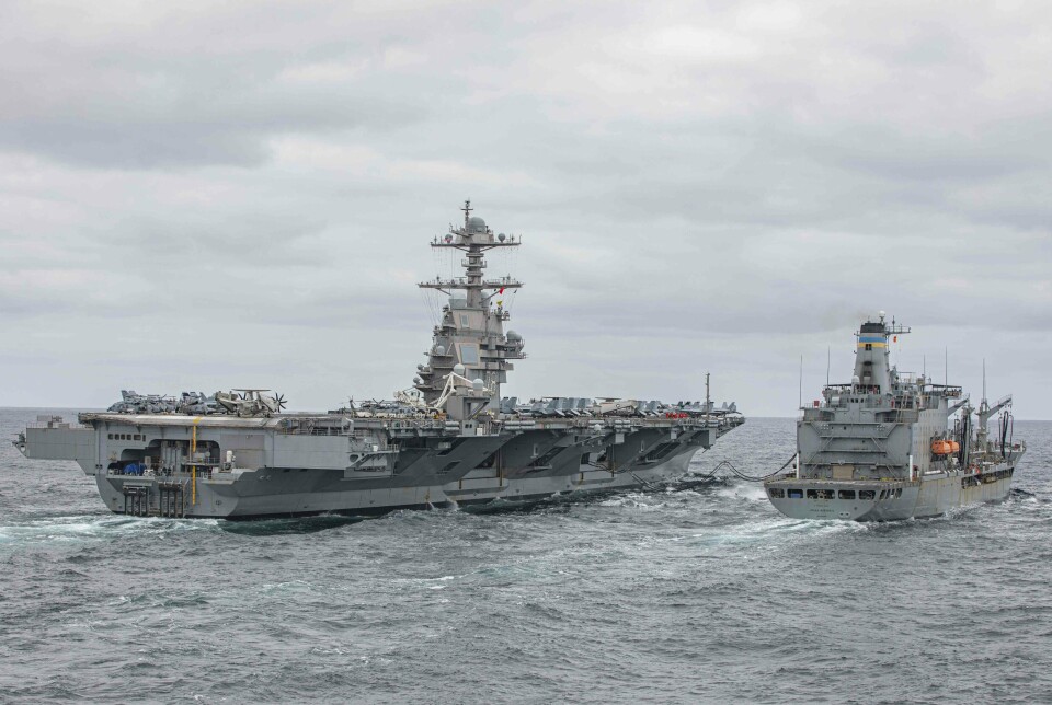 PÅFYLL: USS Gerald R. Ford får nye forsyninger fra supplyskipet USNS John Lenthall i Norskehavet 1. juni.