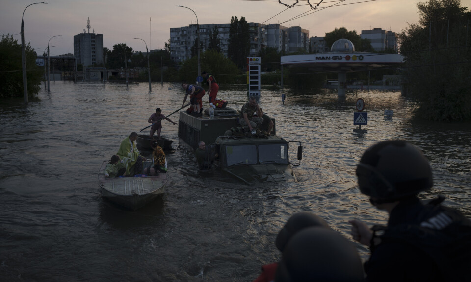 EVAKUERT: Beboere evakuerer et boligområde i Kherson etter at Kakhovka-demningen kollapset.