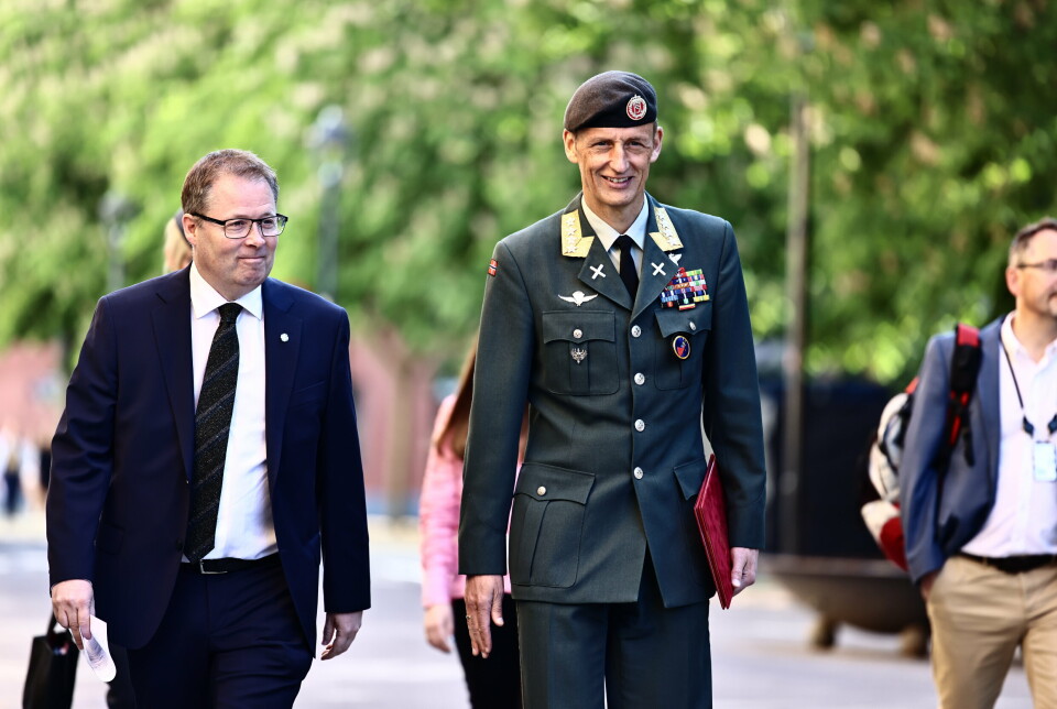 PÅ VEI INN: Forsvarsminister Bjørn Arild Gram (Sp) og forsvarssjef Eirik Kristoffersen på vei til pressekonferanse onsdag 7. juni.