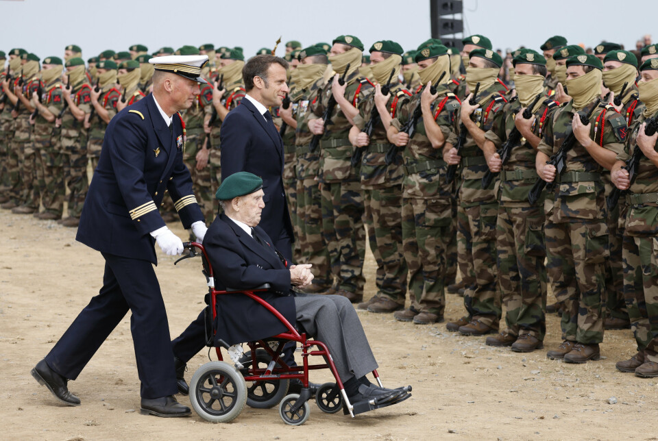 PRESIDENTEN: Den franske krigsveteranen Leon Gautier (i rullestol) var til stede på D-dagsmarkeringen sammen president Emmanuel Macron. Gautier var en av 117 soldater i avdelingen Commando Kieffer som deltok i landgangen i Normandie.