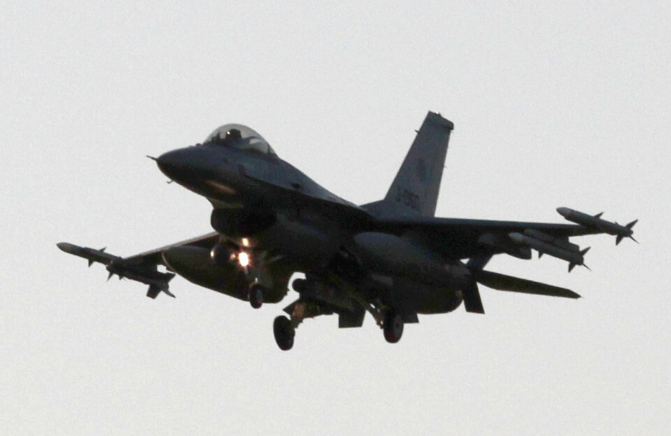 INN FOR LANDING: Et nederlandsk F-16 på vei inn for landing på Sardinia i 2011.