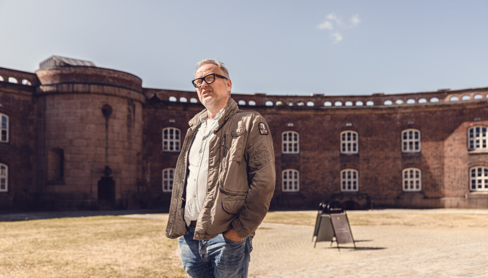 RIK HISTORIE: Direktør Erling Kjærnes sier at Forsvarets museer nå ønsker å formidle hele festningens 350 årige historie på en ny og innovativ måte i 2. etasje i Hovedfortet, som han her er avbildet foran: – Forsvarets museer har i snart 30 år arbeidet for å tilgjengeliggjøre Oscarsborg festning for
alle. Dette arbeidet skjøt fart da festingen ble nedlagt i 2002. Formålet har hele tiden vært å
formidle festingens historie som en helt sentral del av vår felles kulturarv. Ikke minst til unge
mennesker og kommende generasjoner, sier Kjærnes.