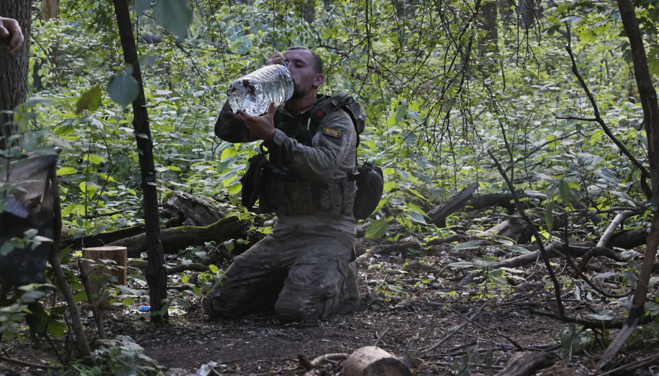LUHANSK: En ukrainsk soldat drikker vann på frontlinjen ved Kreminna, Luhansk, 8. juni 2023.