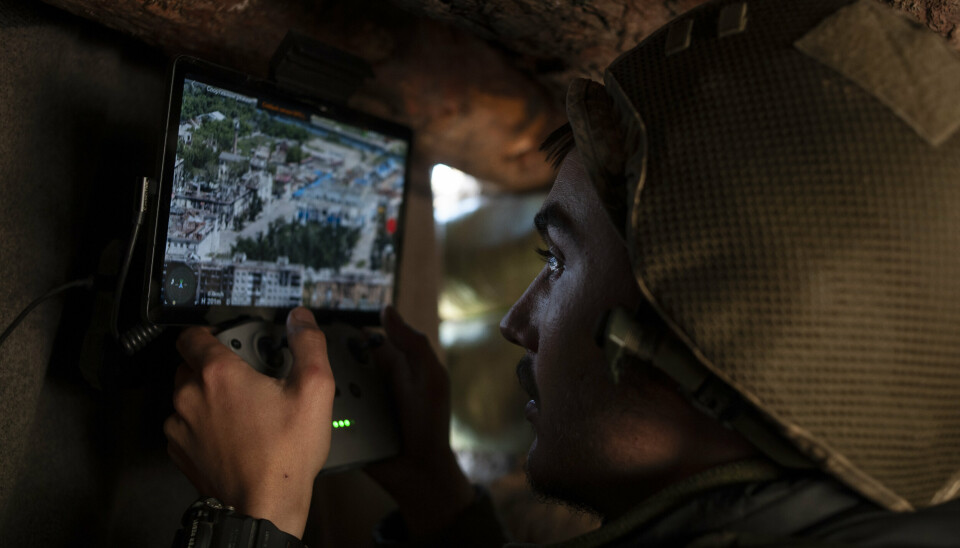 KONTROLLERER: En ukrainsk soldat kontrollerer en drone i Tsjasiv Jar, der det har vært harde kamper. Russland håper nå at elektronisk krigføring kan gi dem suksess, ifølge en tankesmie.