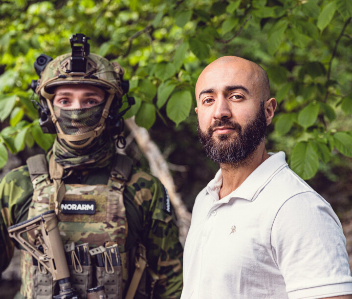 KAMUFLERT: Daglig leder for NorArm Tactical, Milan Zangana (til høyre) viser frem det nye kamuflasjemønsteret på en av deres combat shirts.
