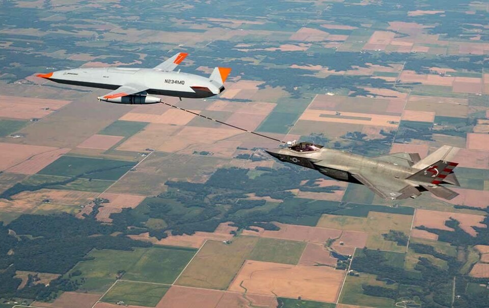 PÅFYLL: I 2021 fylte for første gang en MQ-25 drone drivstoff i luften til et F-35C kampfly. For hangarskip innebærer det store besparelser å bruke droner som tankfly.