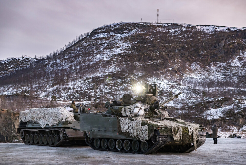 DYRT: Med 3000 kroner per rullede kilometer i vedlikeholdkostander for en CV90 eller en Leopard, fremstår en kjøretur til skytefeltet fra Skjold til Blåtind på 42 kilometer som en dyr affære.
