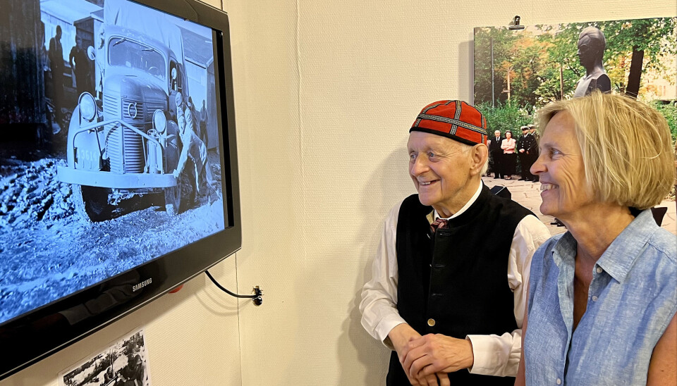 NYHET: Lennart Öhnell viser stolt frem årets nyhet i utstillingen til ambassadør Aud Kolberg. En billedpresentasjon som viser noe av det utstyr og den trening de norske soldatene fikk.