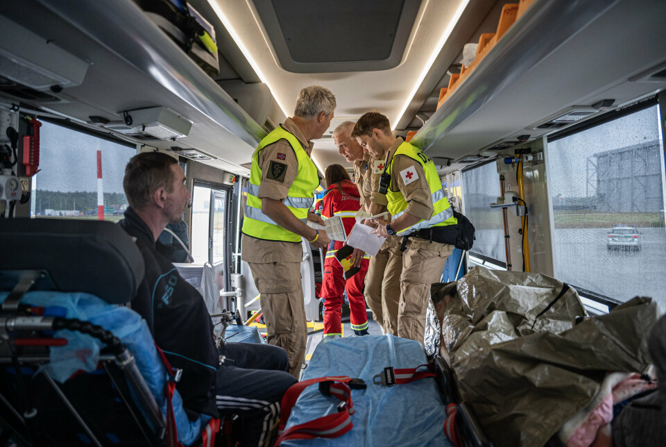 FØRSTE MØTE: En vanlig rutebuss er gjort om til et mobilt lite sykehus, hvor de hardest skadde og pasientene som har behov for å ligge transporteres. Sammen med lokale helsearbeidere i de ulike landene, jobber det norske personellet for å ivareta pasientene helt fram til deres destinasjoner.