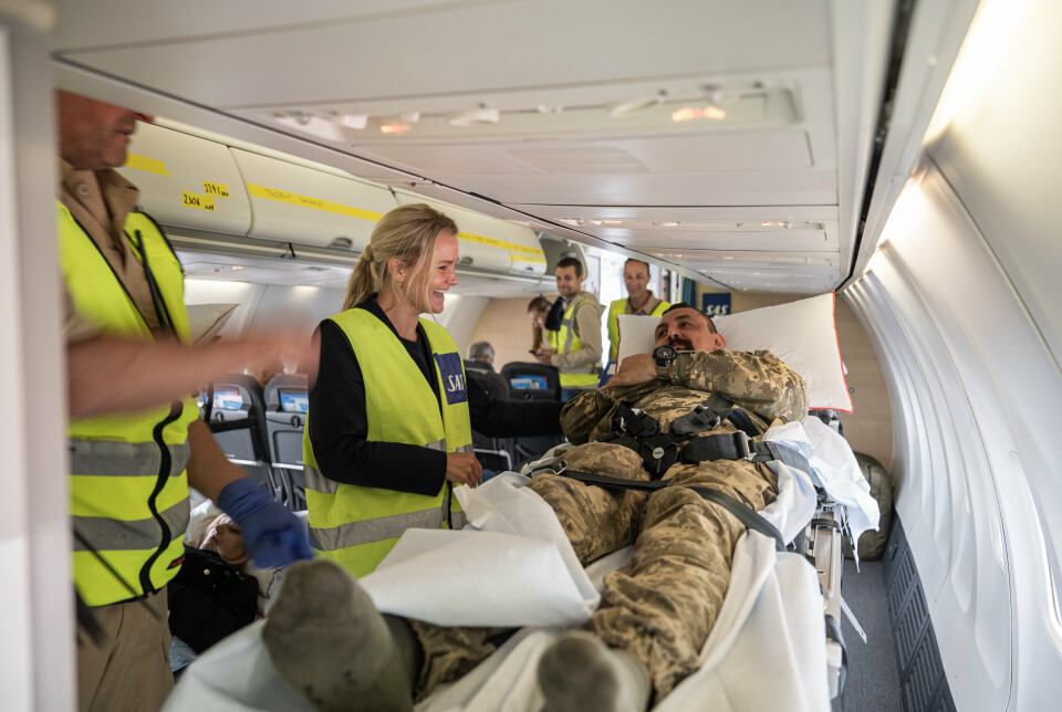 OMSORG: Soldaten Denys har bursdag og er på vei til Oslo. Flyvertinne Jeanette Løvås sørger for at dette ikke går ubemerket hen. Det er verken mangel på mat, omsorg eller tid til en prat om bord.