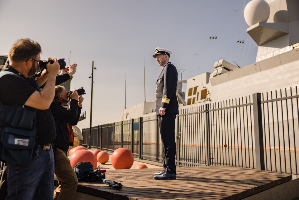 KONTREADMIRAL: Sjefen for sjøforsvaret Rune Andersen poserte 25. mai 2023 for fotografene foran KNM Roald Amundsen, i forbindelse med med at hangarskipet USS Gerald R. Ford besøkte Oslo.