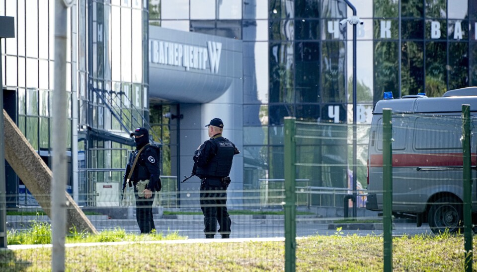 PÅ VAKT: Polititjenestepersoner vokter et området i nærheten av 'PMC Wagner Centre', som er knyttet til Wagner-ledelsen. Bildet er datert 24. juni.