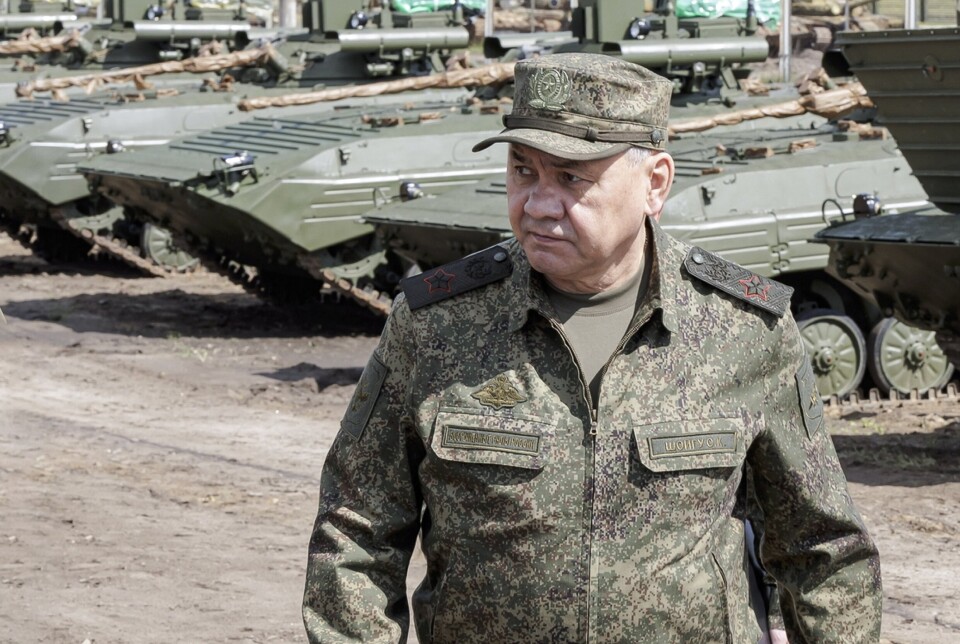 BESØK: Russlands forsvarsminister skal besøke russiske styrker i Ukraina, melder RIA. Tidligere i juni inspiserte Sergej Sjojgu utstyr og våpen som skulle sendes til slagmarken i Ukraina.
