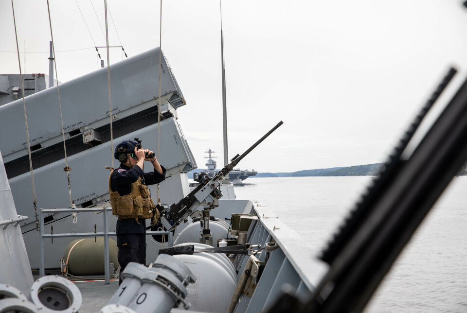 SOLID: Militært personell i Sjøforsvaret som seiler mye, har solid inntekt, skriver kronikkforfatterne. Her fra KNM Roald Amundsen da hangarskipet USS Gerald R. Ford skulle seile ut fra Oslo.