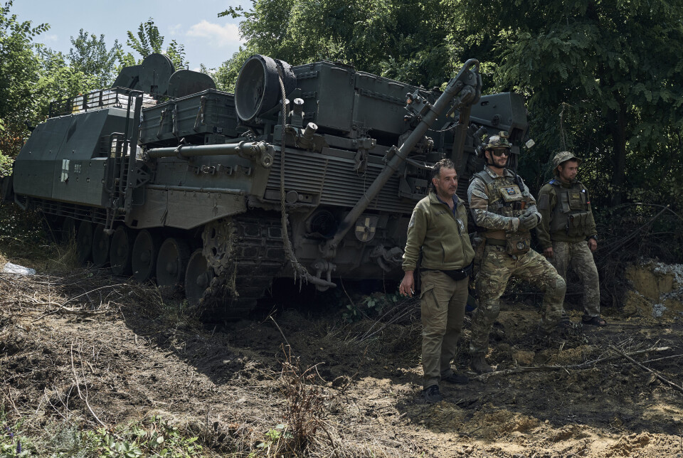 RUSSISK RYKK: Ukrainske soldater står foren en tysk Bergepanzer 2-vogn nær fronten i fylket Zaporizjzja.