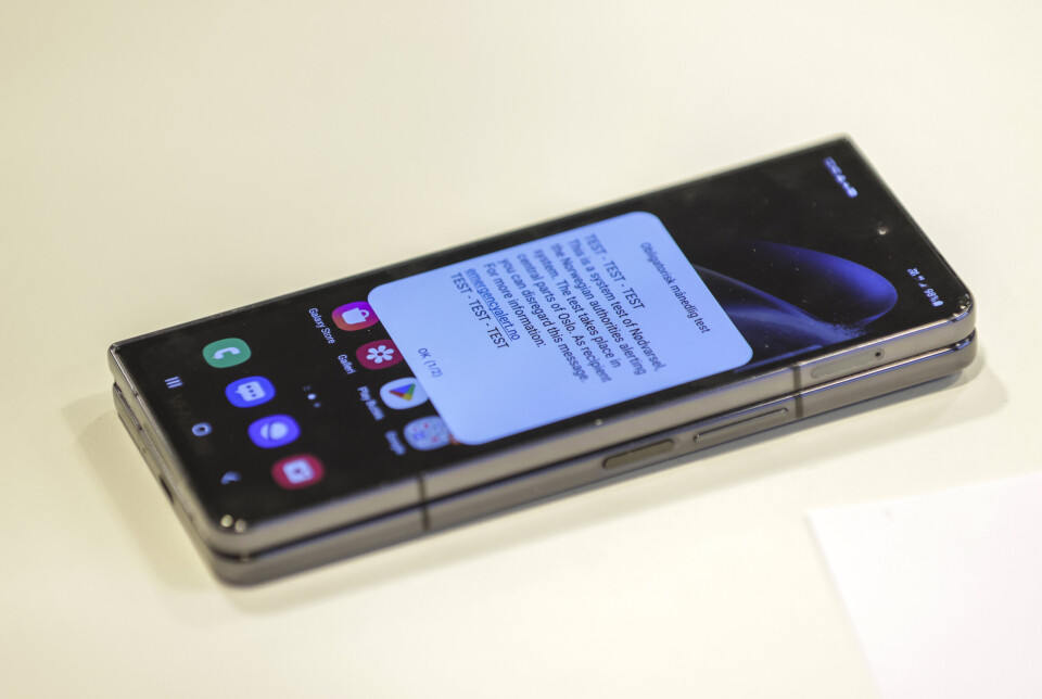TEST: Demonstrasjon av hvordan nødvarsel på mobil fungerer. 14. juni ble systemet testet på befolkningens telefoner.