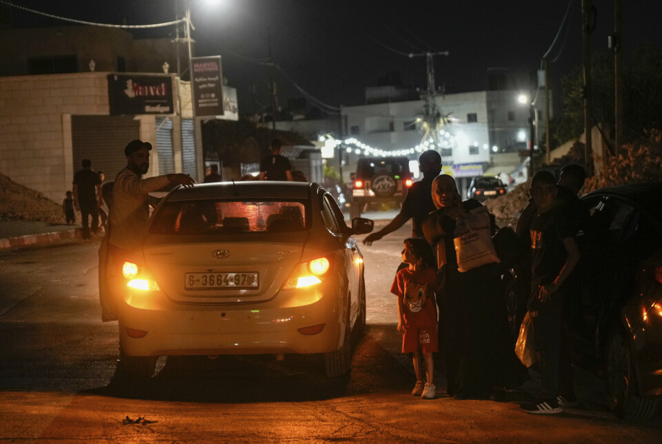 ANGREP: Flere beboere i flyktningleiren Jenin evakuerte hjemmene sine som følge av angrepet fra israelske militærstyrker.