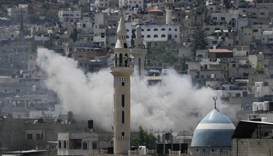 VESTBREDDEN: Røyk stiger fra Jenin mandag 3. juli, etter angrep fra israelske droner.