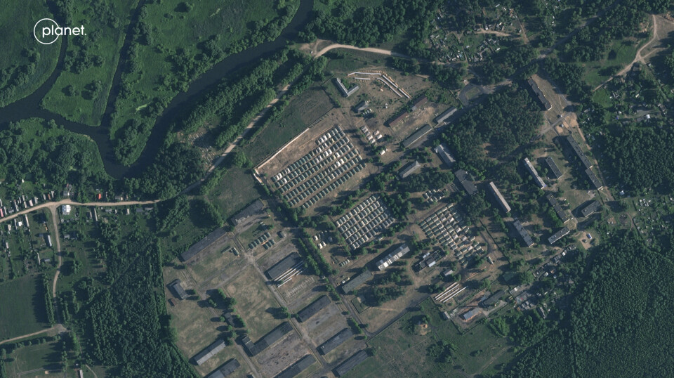I BELARUS: Dette satellittbildet er datert 30. juni 2023 og viser det som skal være nylig oppsatte telt på en tidligere militærleir ved byen Osipovitsji i Belarus. Satellittbildet er fra Planet Labs PBC.