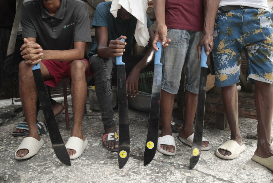 LOVLØST: Lokale innbyggere bevæpnet med machete i et forsøk på å beskytte seg selv og nabolaget mot den voldsomme gjengaktiviteten i Port-au-Prince, Haiti i mai 2023.