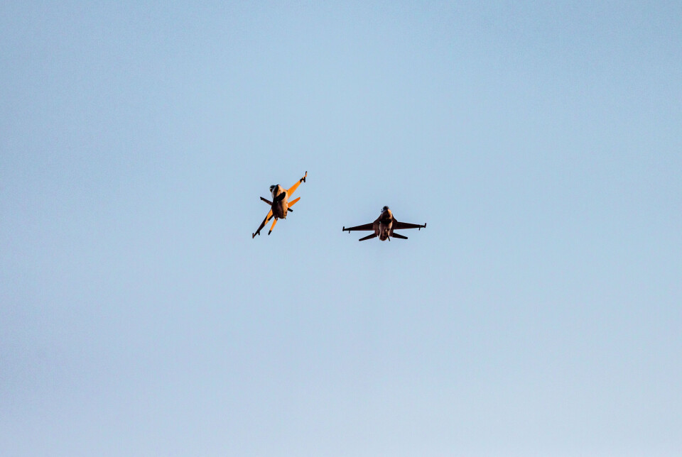 F-16: To norske kampfly på vei mot Kjeller i januar 2022. Norge har avtale om å selge 32 slike fly til Romania.