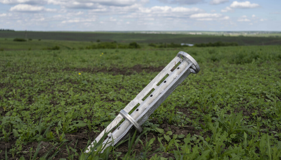 PÅ JORDER: Etterlatenskap fra klaseammunisjon på et jorde utenfor Kharvik, øst i Ukraina. Bildet er fra 28. mai 2022.