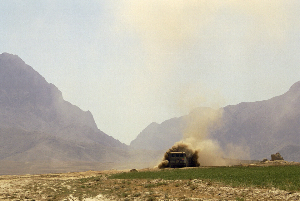 STERK SOL: Et kjøretøy driver mekanisk minerydding ved Hydrema utenfor Kabul i 2002. Afghanistans klima er preget av sterk sol og et tørt landskap. Forsvarets helseregister har nå undersøkt om det påvirker kreftforekomst blant norske veteraner.