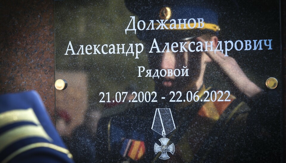 19 ÅR: En kadett hilser mot en plakett med navnet til den russiske soldaten Alexander Dolzhanov, som mistet livet under Russlands fullskala invasjon av Ukraina. Bildet er fra Jalta på Krym og er datert 24. februar 2023.