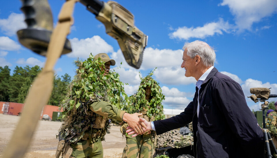 LAV PROFIL: Statsminister Jonas Gahr Støre hilste på norske soldater som deltar i Nato-bidraget Enhanced Forward presence.