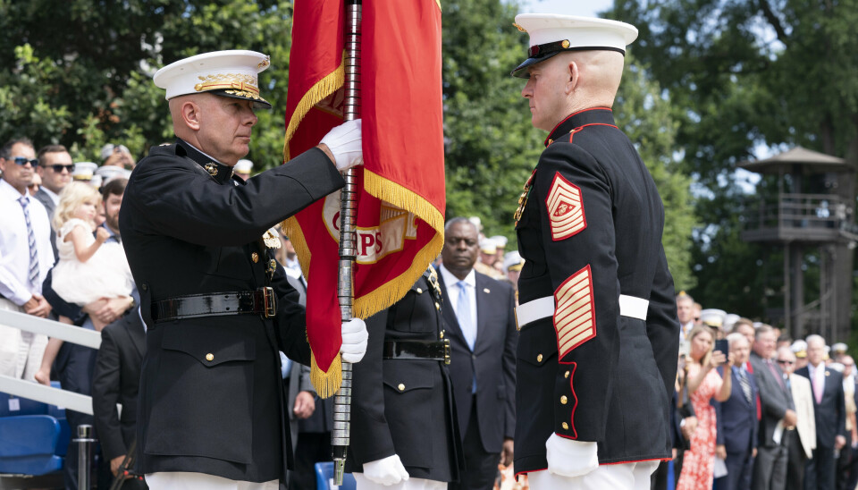PENSJONERES: General David Berger (til venstre) avsluttet mandag 42 års tjeneste i det amerikanske forsvaret som sjef for US Marine Corps. På bildet holder han avdelingens fane. I bakgrunnen skimtes USAs forsvarsminister Lloyd Austin.