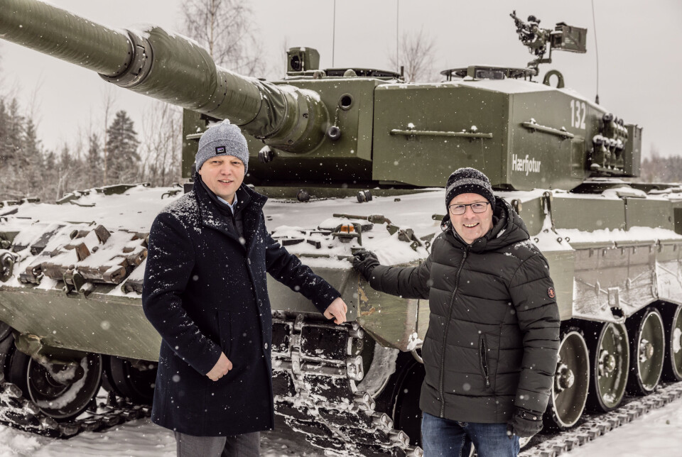 PÅ RENA: Finansminister Trygve Slagsvold Vedum og forsvarsminister Bjørn Arild Gram besøkte Rena i forbindelse med offentliggjøringen av kontrakten om anskaffelse av 54 stridsvogner av typen Leopard 2 fra tyske Krauss-Maffei Wegman.
