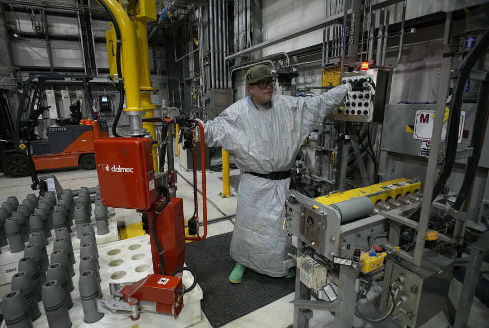 SENNEPSGASS: En tekniker arbeider med destruksjonen av USAs kjemiske våpenarsenal ved U.S. Army Pueblo Chemical Depot i Colorado. Flere enn 1500 medarbeidere arbeidet der med å destruere over 780.000 enheter med sennepsgass. Dette bildet er datert 8. juni 2023.