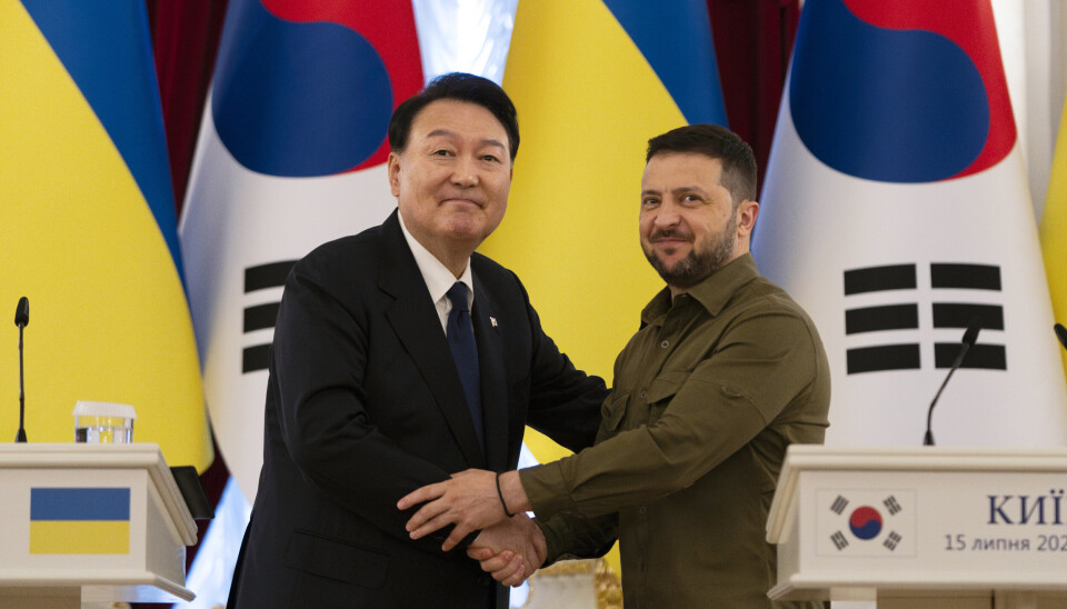 UANMELDT BESØK: Sør-Koreas president Yoon Suk-yeol og Ukrainas president Volodymyr Zelenskyj i Kyiv lørdag.