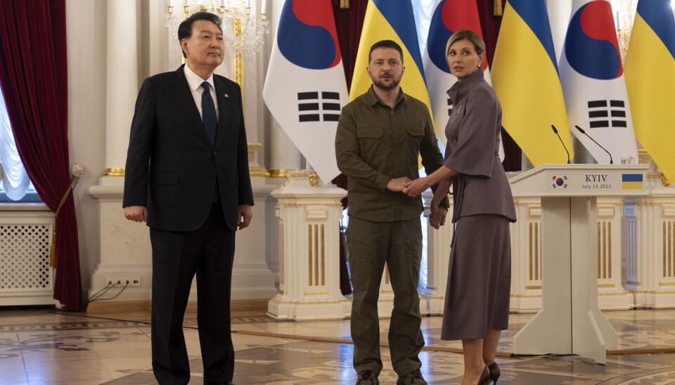 FØRSTEDAME: Ukrainas president Volodymyr Zelenskyj og førstedame Olena ved siden av Sør-Koreas president Yoon Suk-yeol, som venter på førstedame Kim Keon Hee i Kyiv.