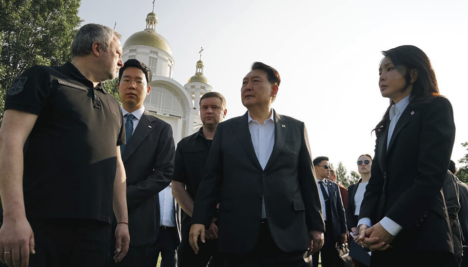 I BUTSJA: Sør-Koreas president Yoon Suk-yeol, førstedame Kim Keon-hee og Ukrainas riksadvokat Andrij Kostin i Butsja lørdag.