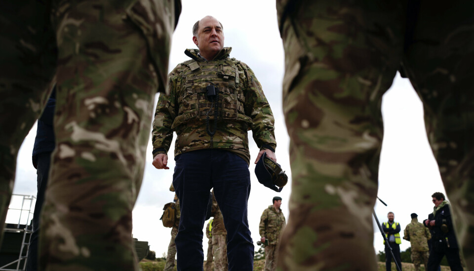 MØTTE UKRAINERE: Storbritannias forsvarsminister Ben Wallace under et besøk ved Bovington Camp i nærheten av Dorset, der ukrainske soldater trener på Challenger 2 stridsvogner. Bildet er fra 22. februar 2023.